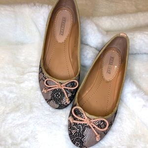 Ballerina flats, pink with black lace detail